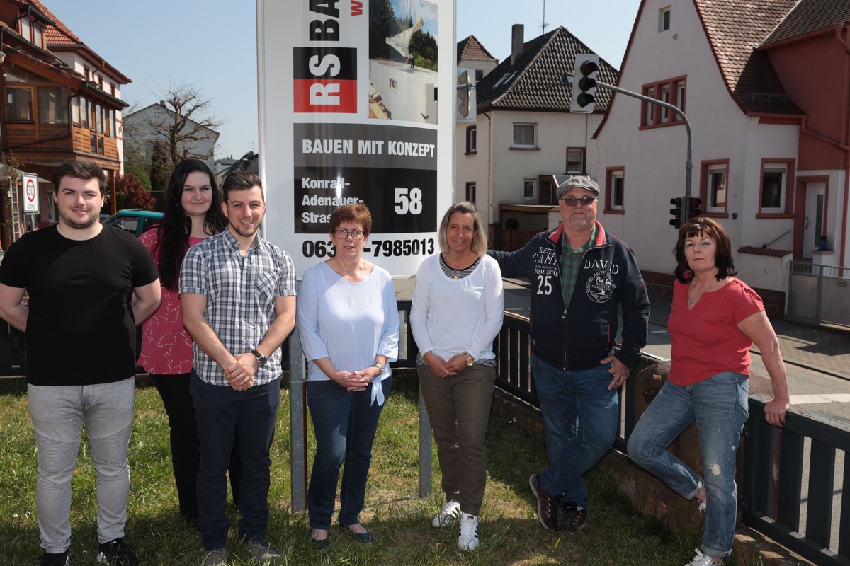 Das Team der RS Bausysteme GmbH vor dem Firmensitz in Otterbach
