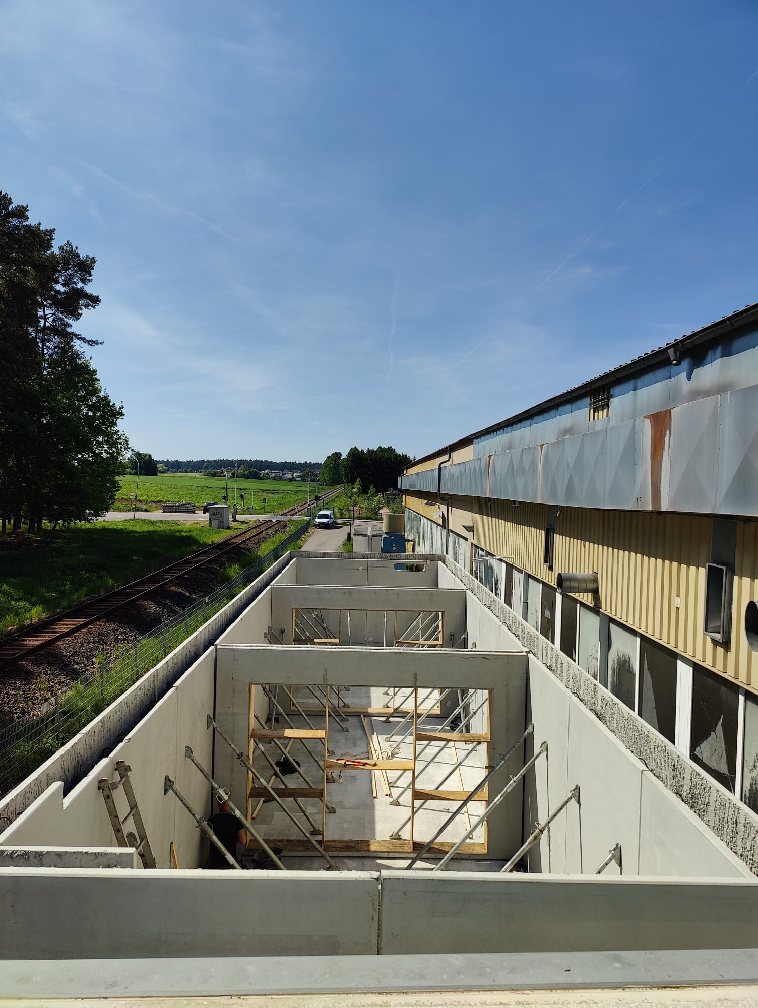 Montage der Spannbetondecke als Abdeckung des Löschwasserbehälters