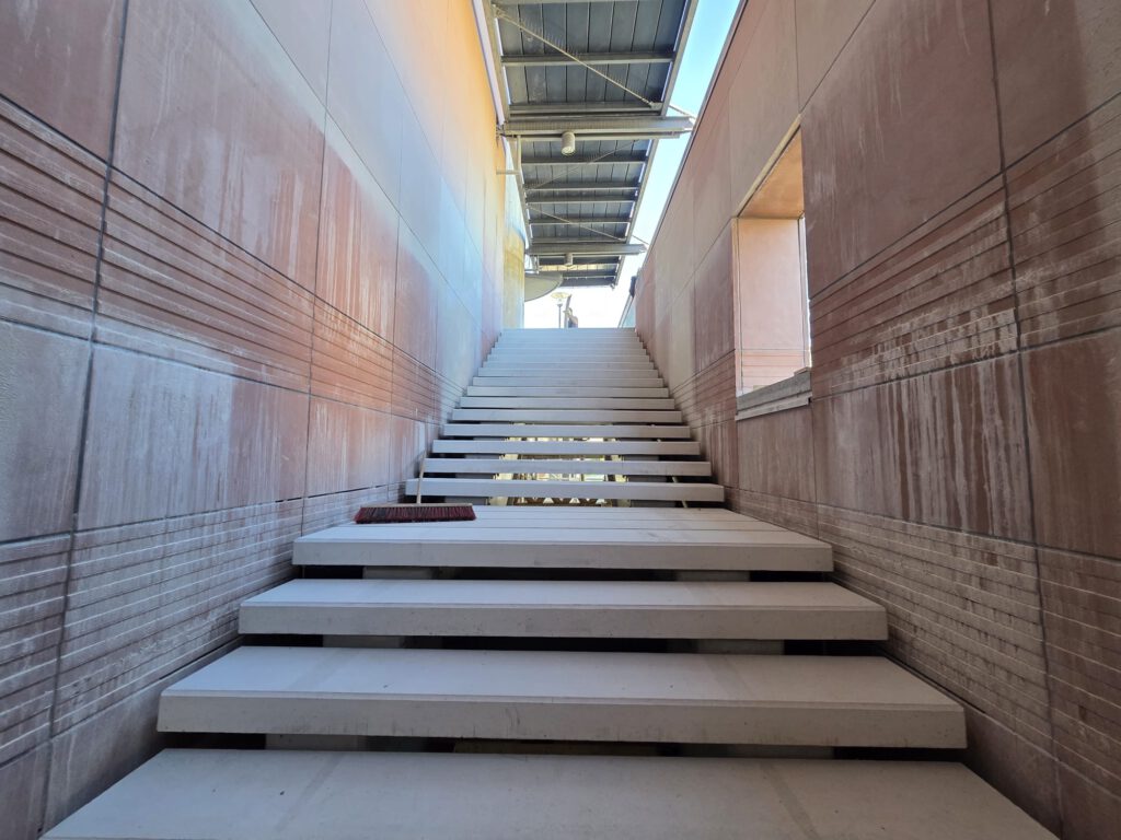 Symmetrische Aufnahme der Treppe von unten, Pfalztheater Kaiserslautern