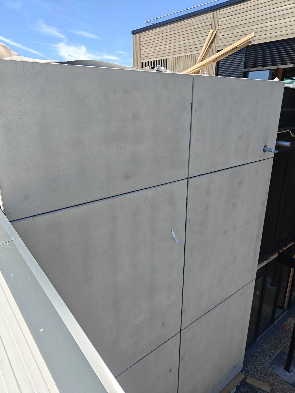 Fertig montierte Beton-Vorsatzschalen an der Fassade