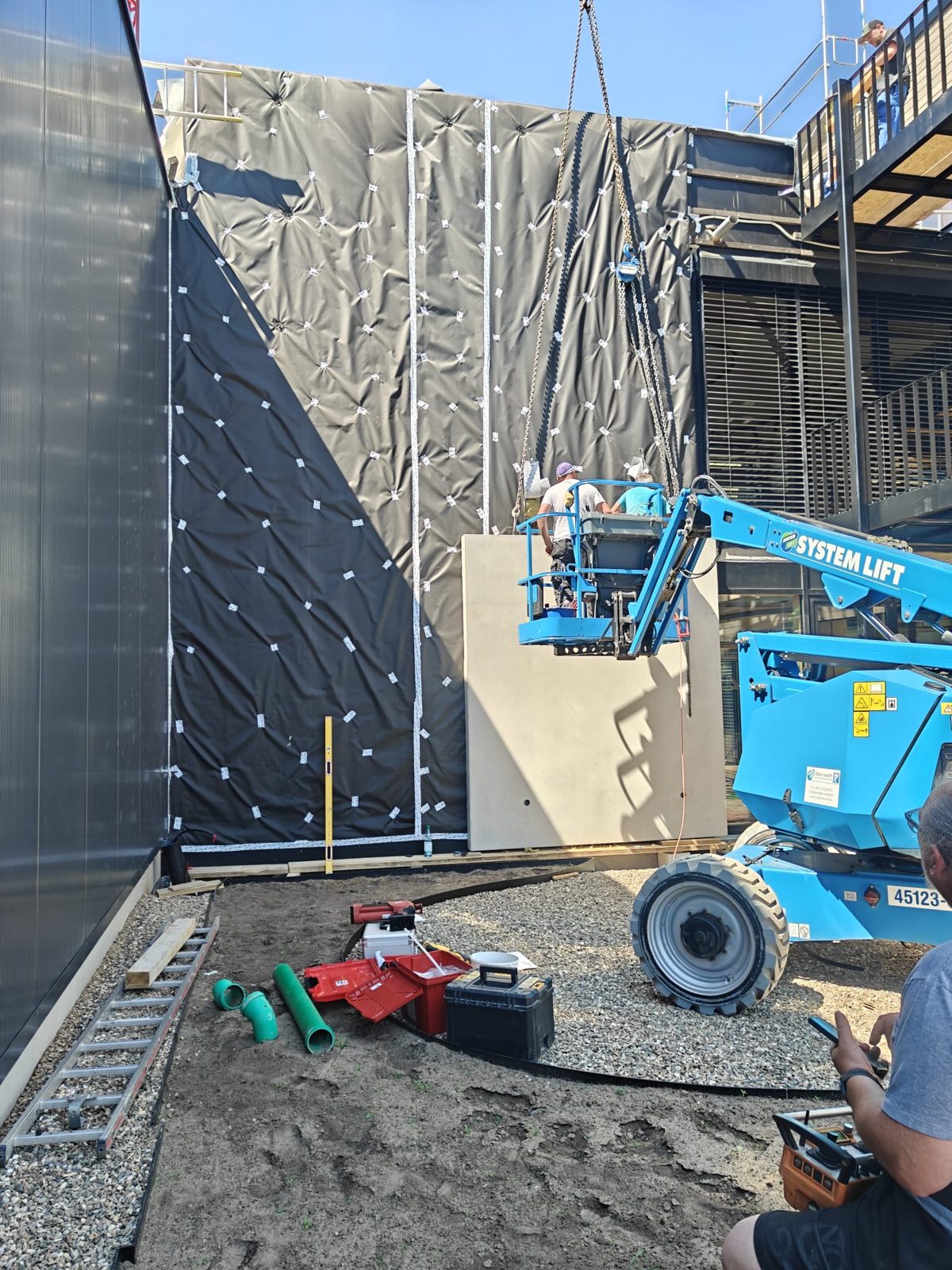 Montage einer Beton-Vorsatzschale über eine Hub-Arbeitsbühne