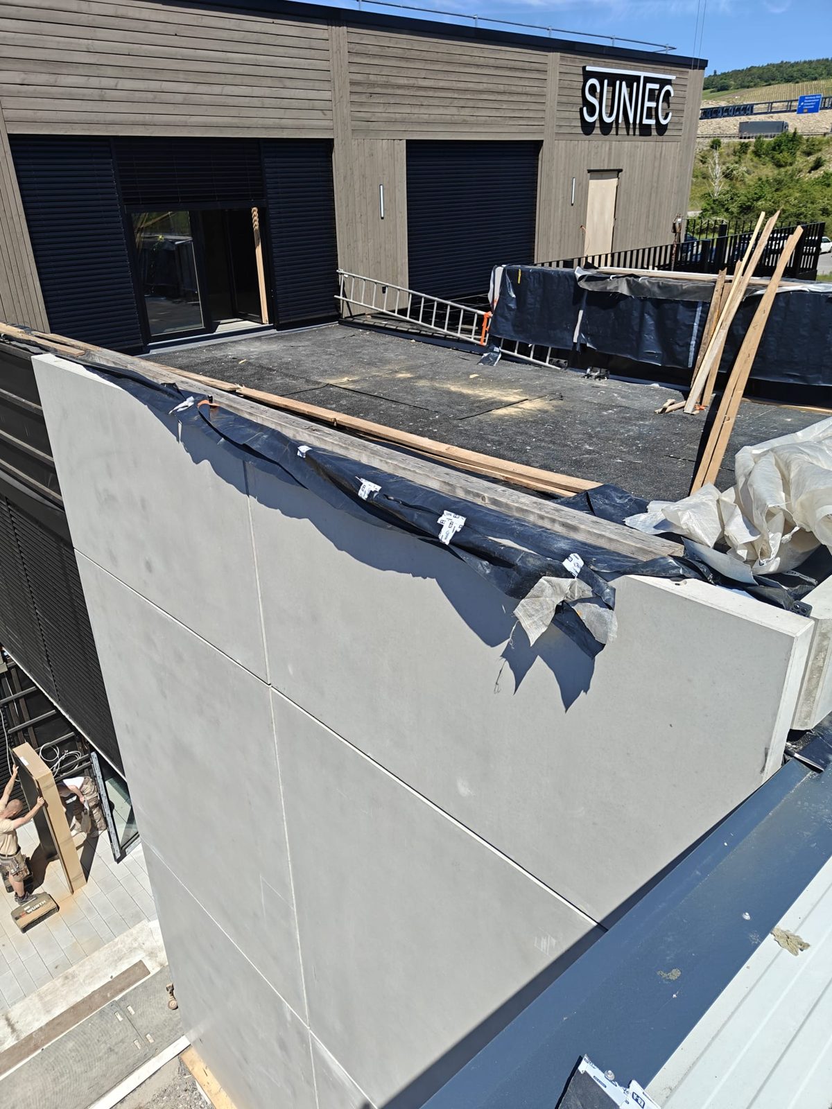 Beton-Vorsatzschale vor dem Gebäude der Firma Suntec in Eibelstadt