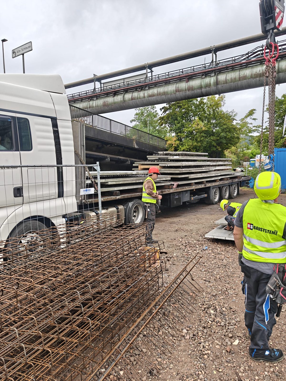 Anlieferung der Betonfertigteil-Wandelemente per Tieflader auf dem Saarstahl-Gelände