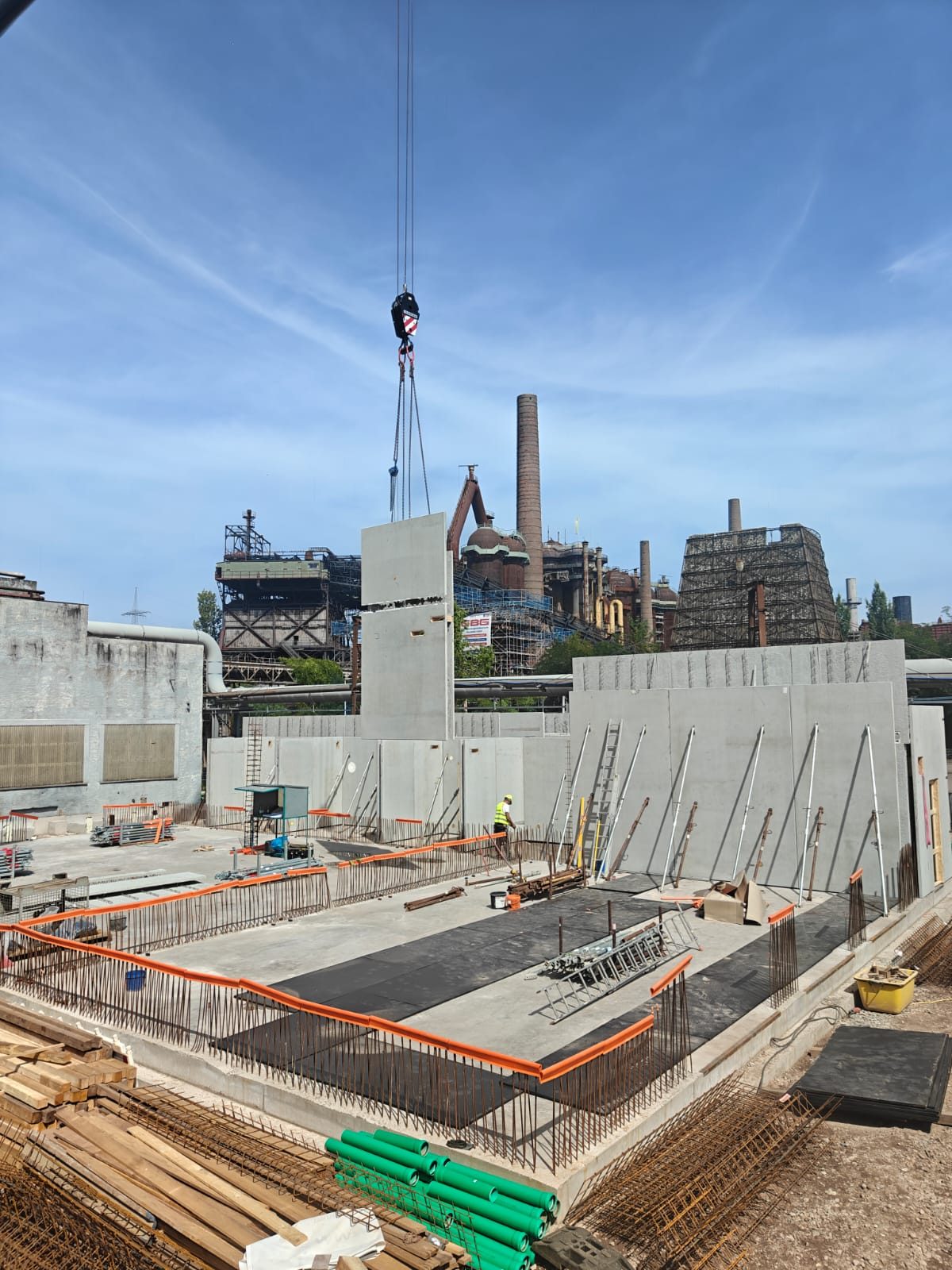 Baustelle des Gasspeichers im Hüttenwerk Völklingen mit Autokran