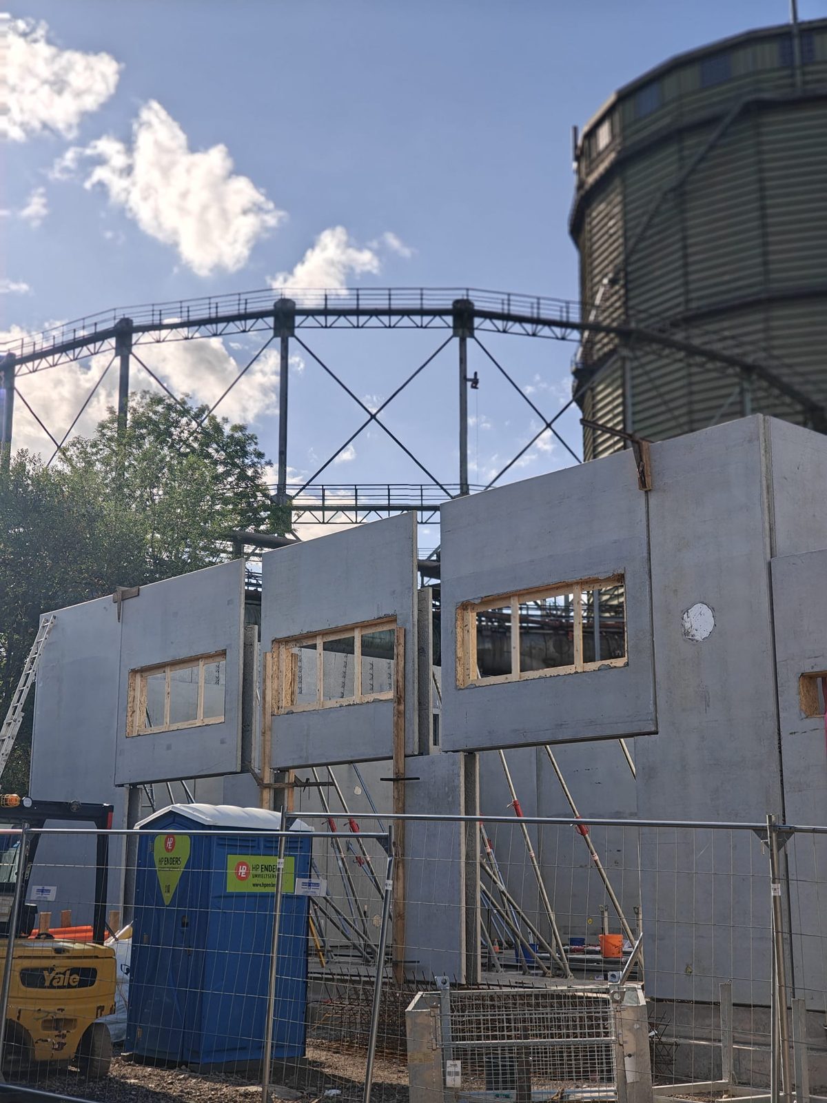 Montierte Betonfertigteilwände des Gasspeichers vor dem Gasometer