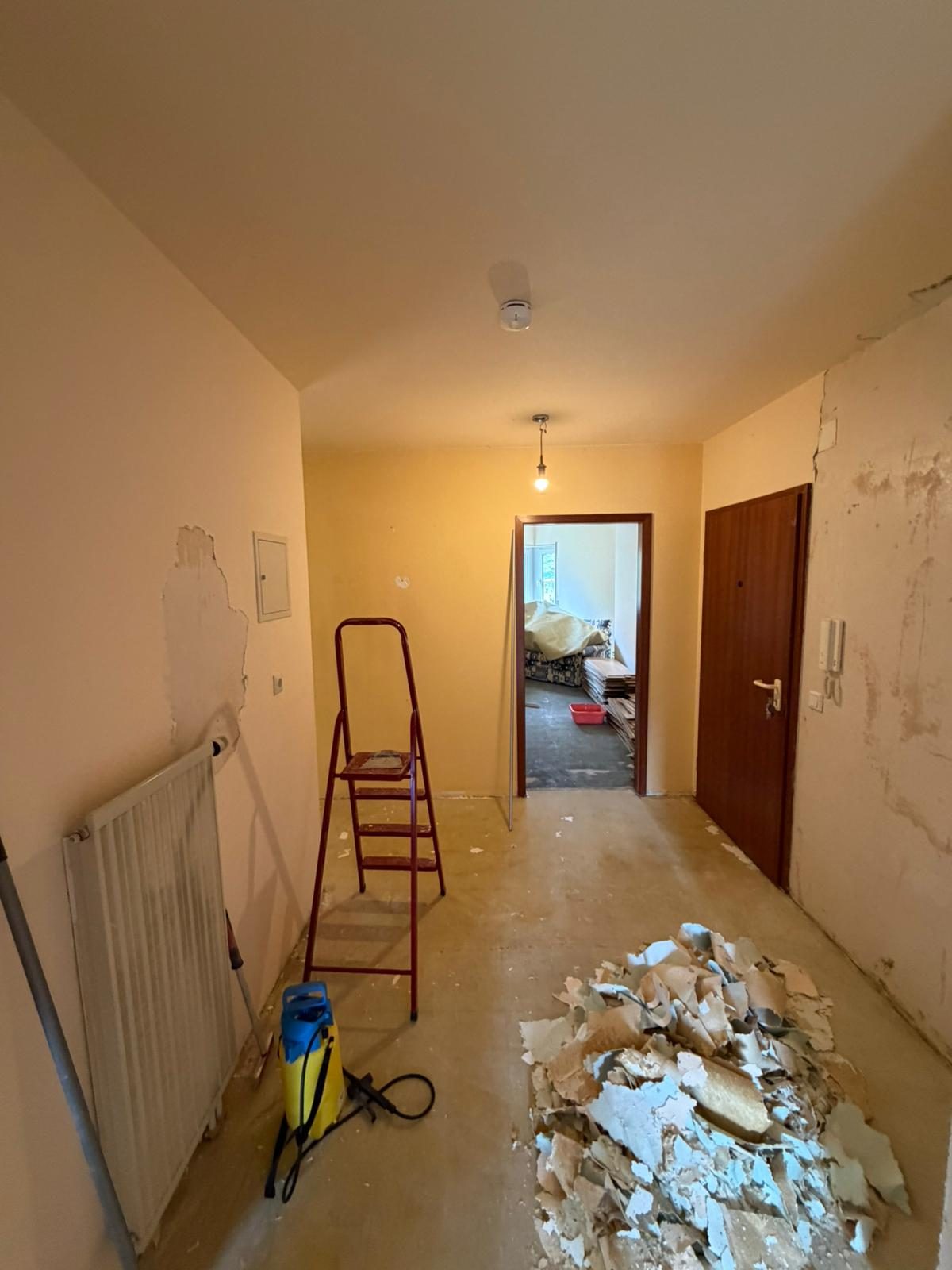 Entkernte Wohnung während der Sanierung mit entferntem Altputz