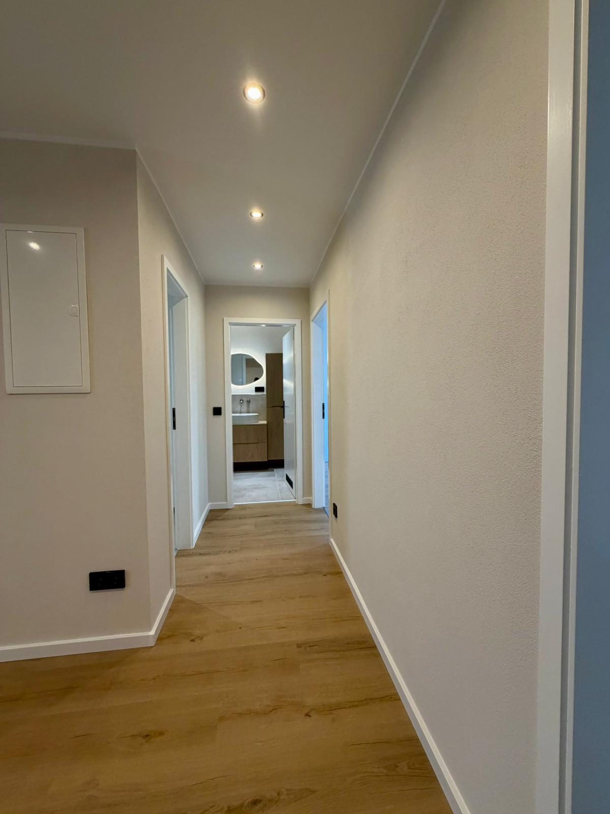 Flur der sanierten Wohnung mit Blick in das neue Badezimmer