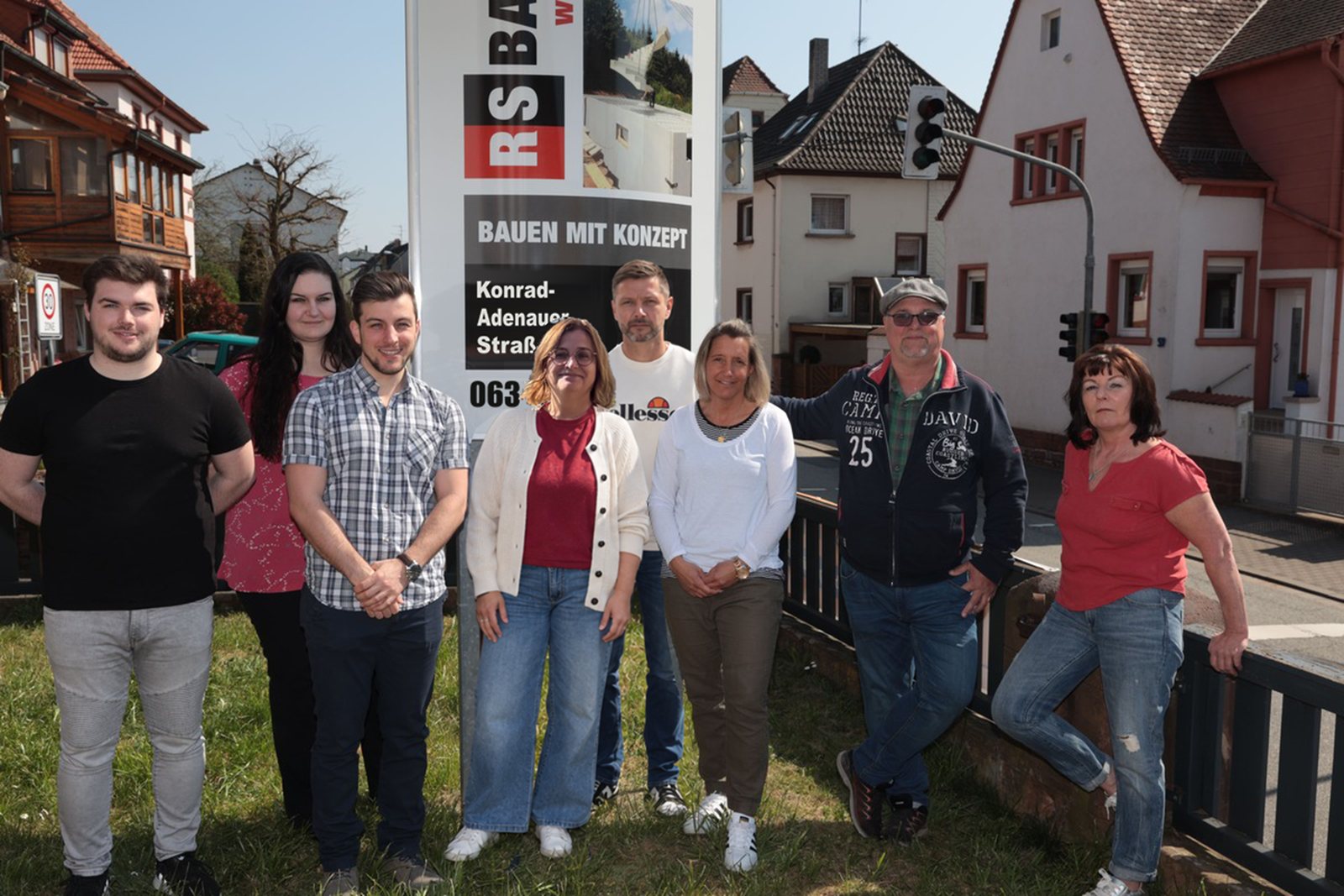 Acht Mitarbeiter der RS Bausysteme GmbH vor dem Firmensitz in Otterbach